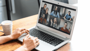 Frau sitzt am Laptop bei einem Videocall mit mehreren Menschen – symbolisiert die Business-Friendzone: viel Kontakt, viel Sympathie, aber kein Commitment.