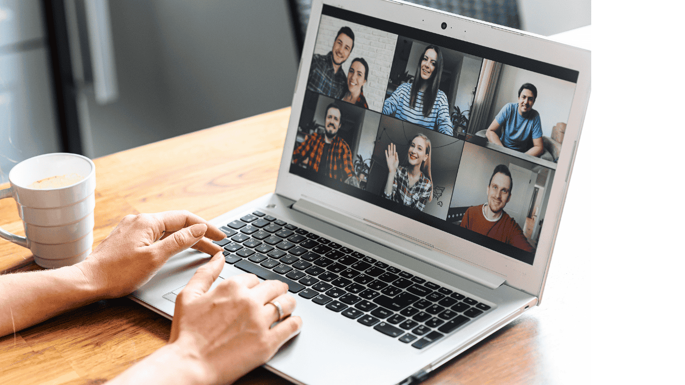 Frau sitzt am Laptop bei einem Videocall mit mehreren Menschen – symbolisiert die Business-Friendzone: viel Kontakt, viel Sympathie, aber kein Commitment.